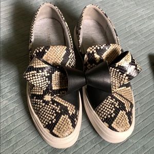 These have been worn only 1 time😊